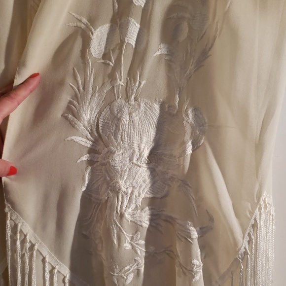 Cream sheer kimono with beautiful embroidery - Picture 3 of 7